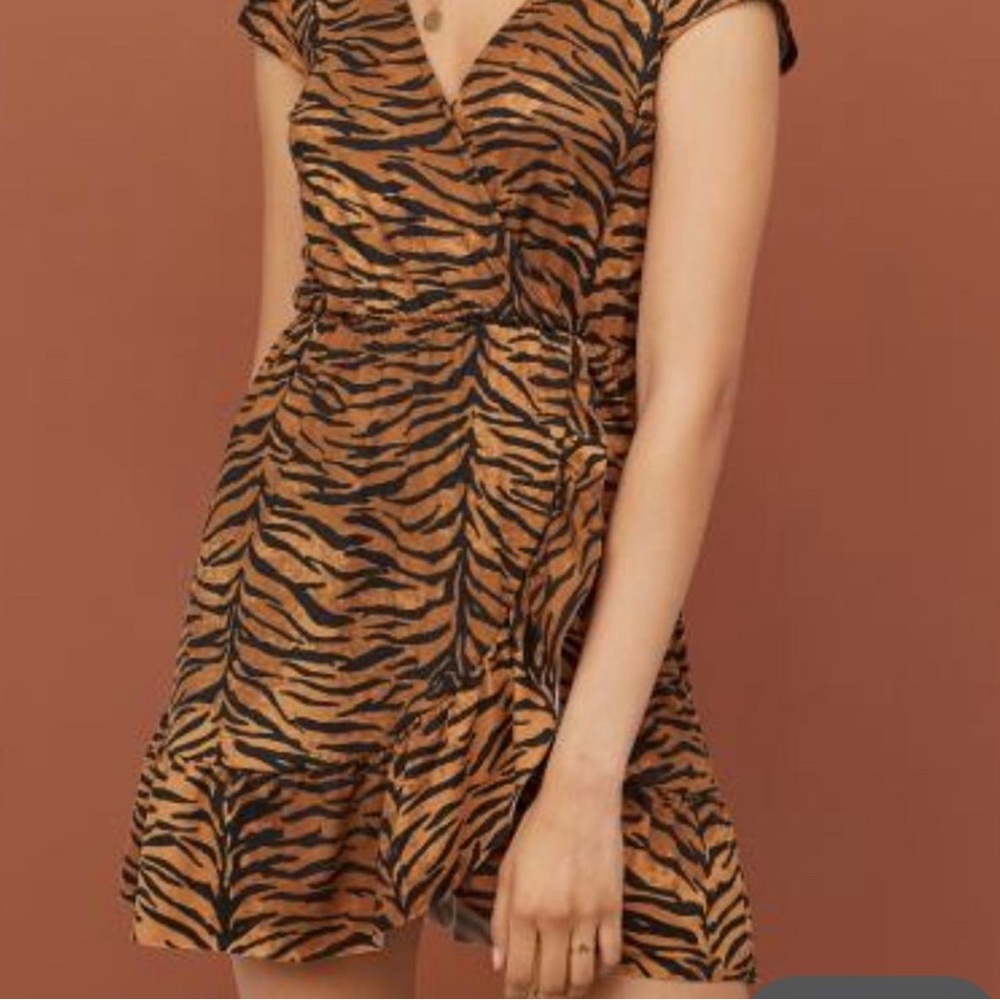 💥Divided 💥H&M+ WRAP DRESS size 6